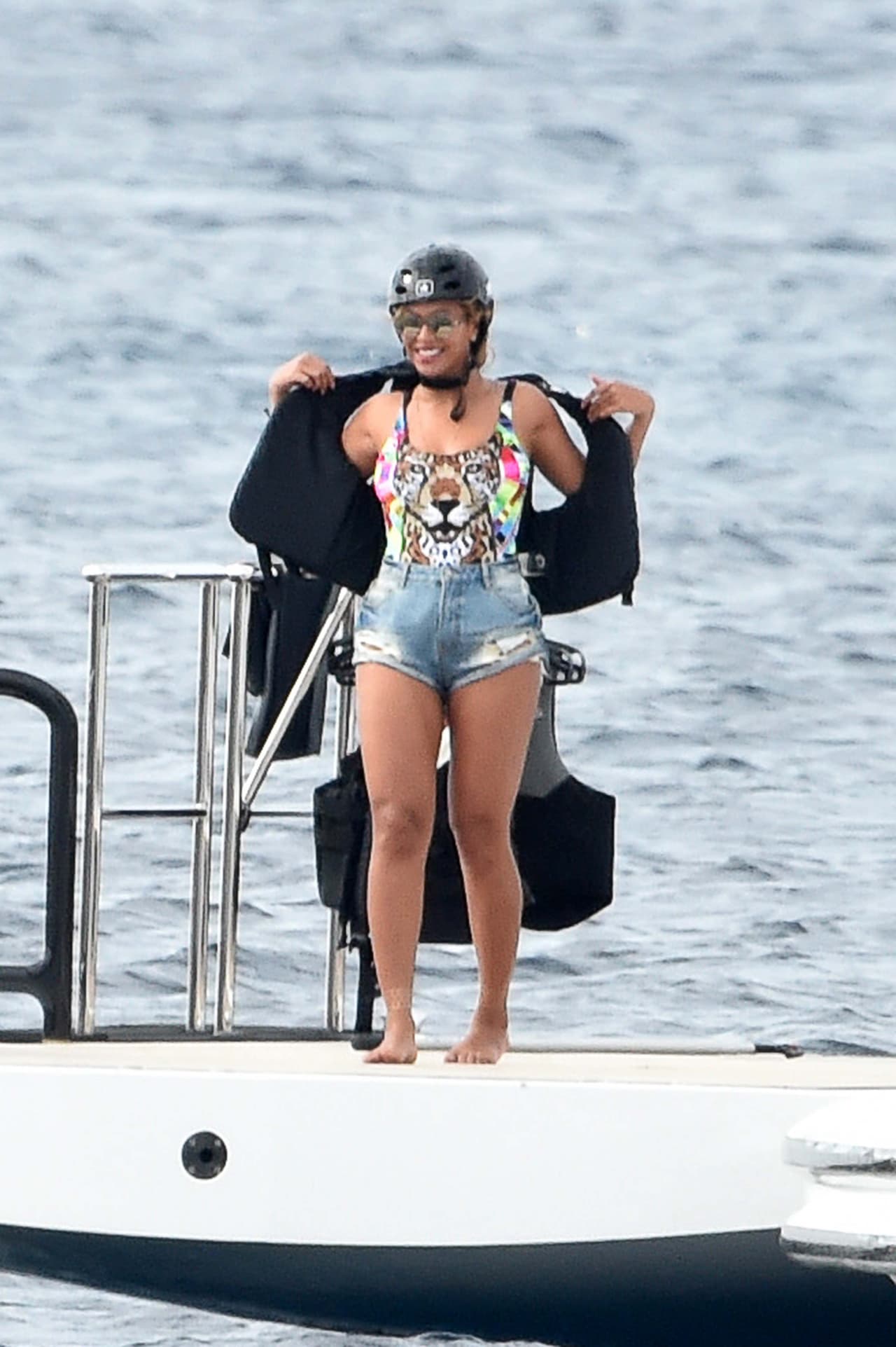 Al tener unas curvas tan exuberantes, ese tipo de prendas no le hacen justicia a su silueta.