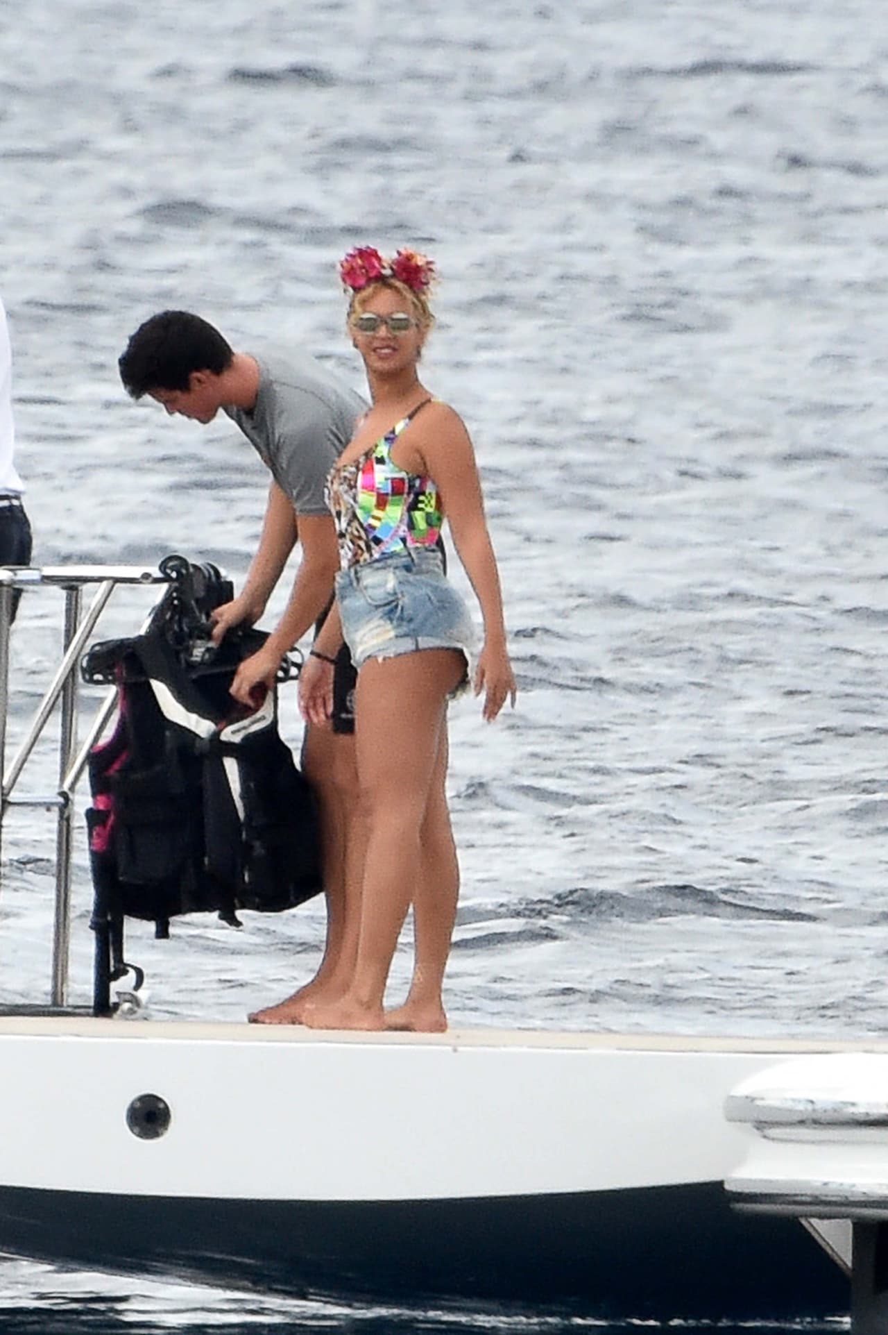 No tiene nada de malo tener tremendas curvas, pero el error de la diva fue el corte de ese short. No se le veía ni la cintura.