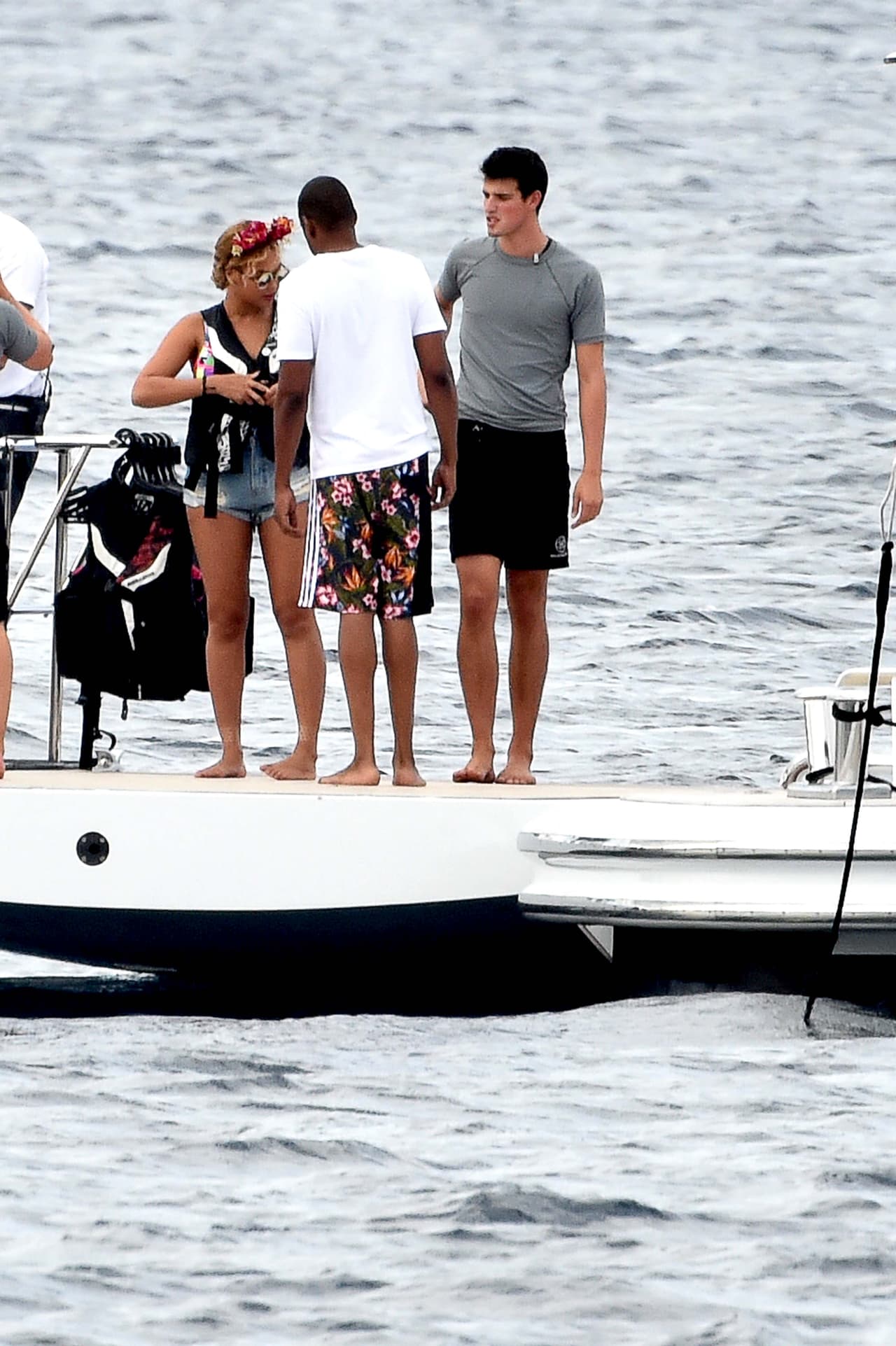 La cantante se puso su chaleco salvavidas y se aventó a andar en jet ski.