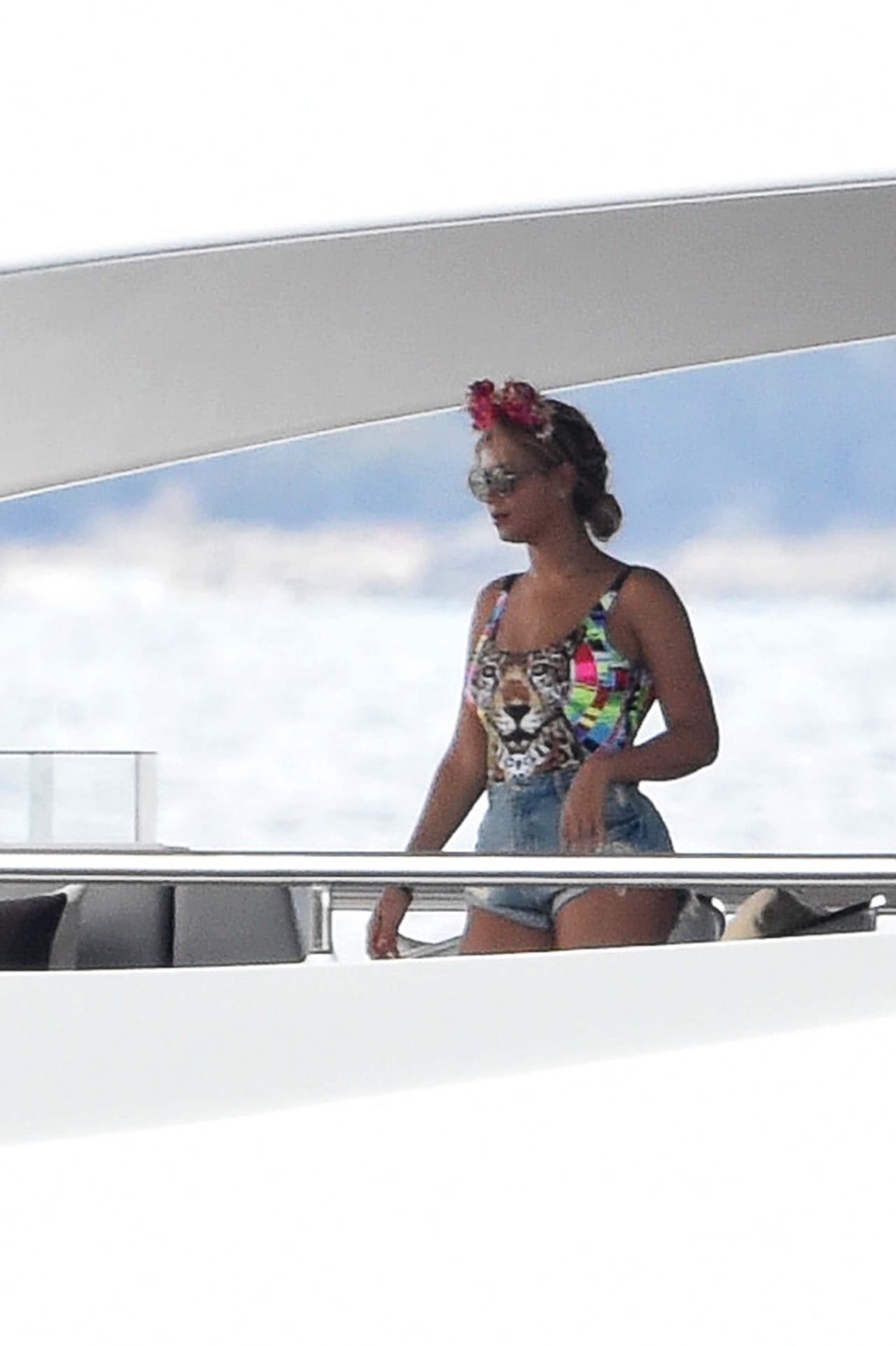 Parece que el traje ce baño y el short no eran muy favorecedores... pues a la intérprete no le hacía muy buena figura.