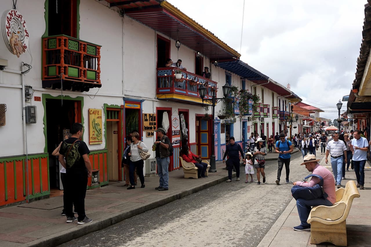 <b>Colombia</b>
<br>
<br>Capital mínimo para establecer un negocio: 364 dólares.
<br>
<br>Asequibilidad: 85%.
<br>
<br>Antes de una legislación que simplificó los procedimientos para abrir negocios en Arabia Saudita, los aspirantes tenían que pasar por 13 pasos burocráticos engorrosos y tener un 1,057% del ingreso per cápita en el banco.
<br>