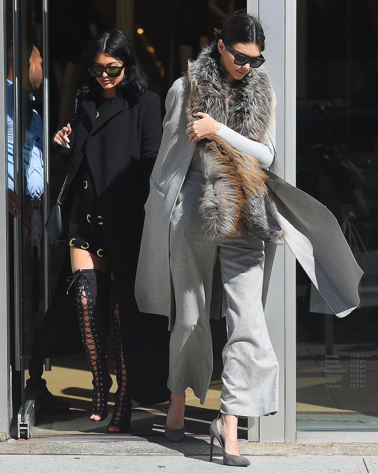 Durante su visita, Kendall y Kylie se fotografiaron frente a los espejos de la tienda y las subieron a sus redes sociales.