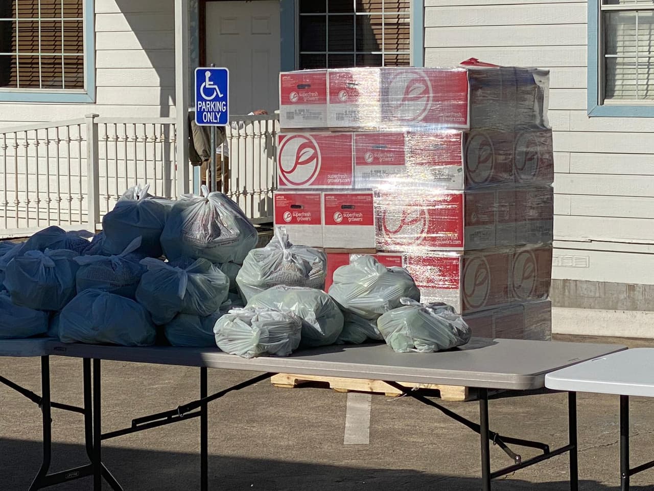 Las cajas de comida incluían frutas, legumbres, lácteos y comida enlatada. 
<br>