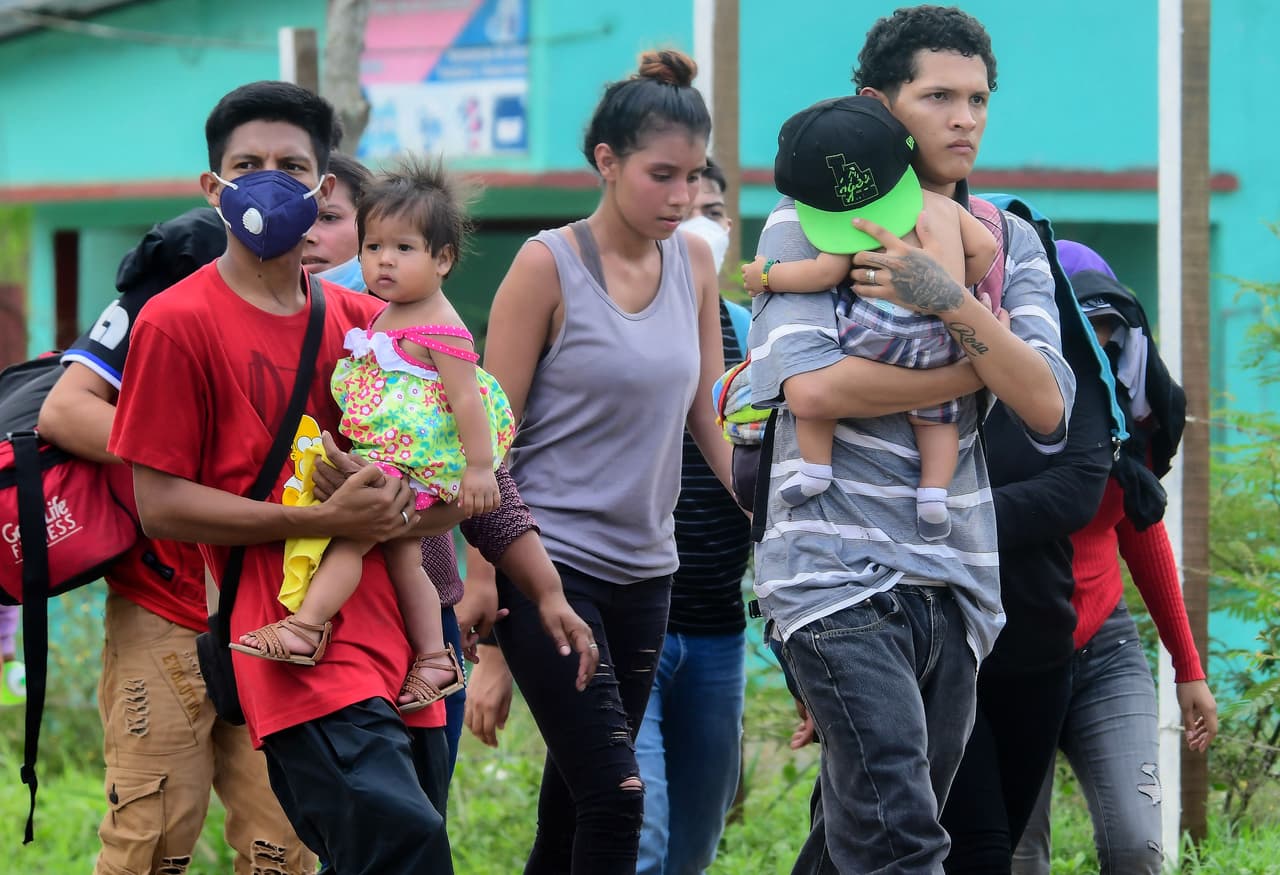 Migrantes en la ciudad de Corinto,
<a href="https://www.univision.com/temas/honduras">Honduras</a>, antes de intentar cruzar la frontera con Guatemala. Equipaje al hombro, los migrantes -que aseguran huir de la violencia y la pobreza en su país- partieron desde la terminal de buses de San Pedro Sula, la segunda ciudad de Honduras ubicada 112 millas (180 km) al norte de la capital, caminando por la orilla de la carretera hacia la frontera con Guatemala.