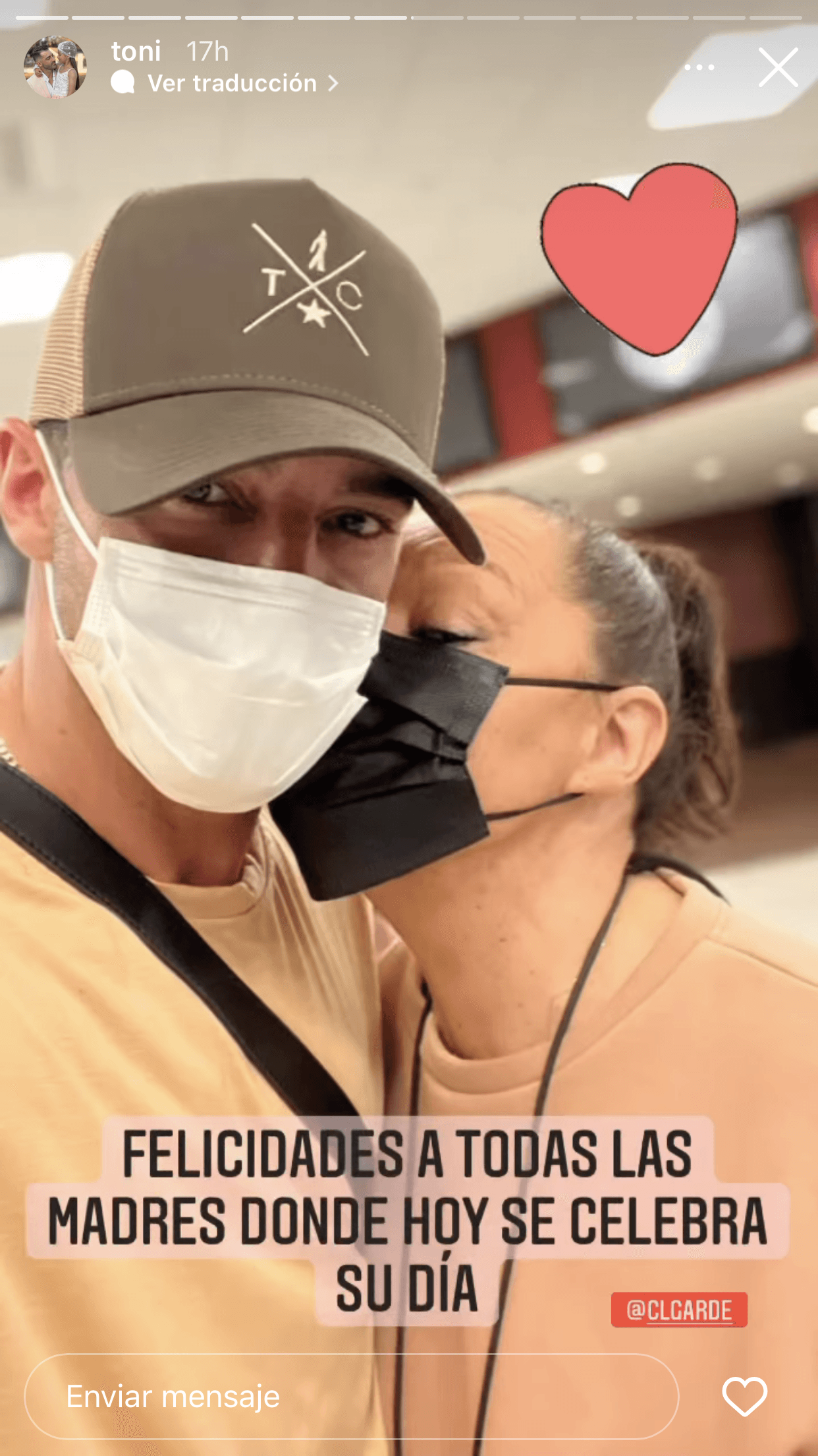 Ese cariño y amor incondicional quedó también enmarcado con este beso por parte de ella a su querido hijo.
<br>