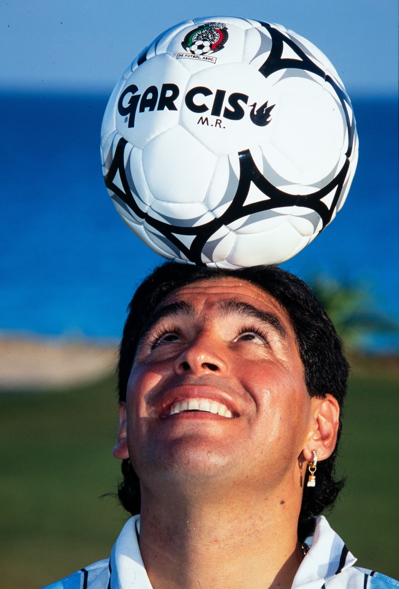 Siempre pegado al balón, en la cabeza, en la punta de la zurda mágica, pero siempre junto a la número cinco.