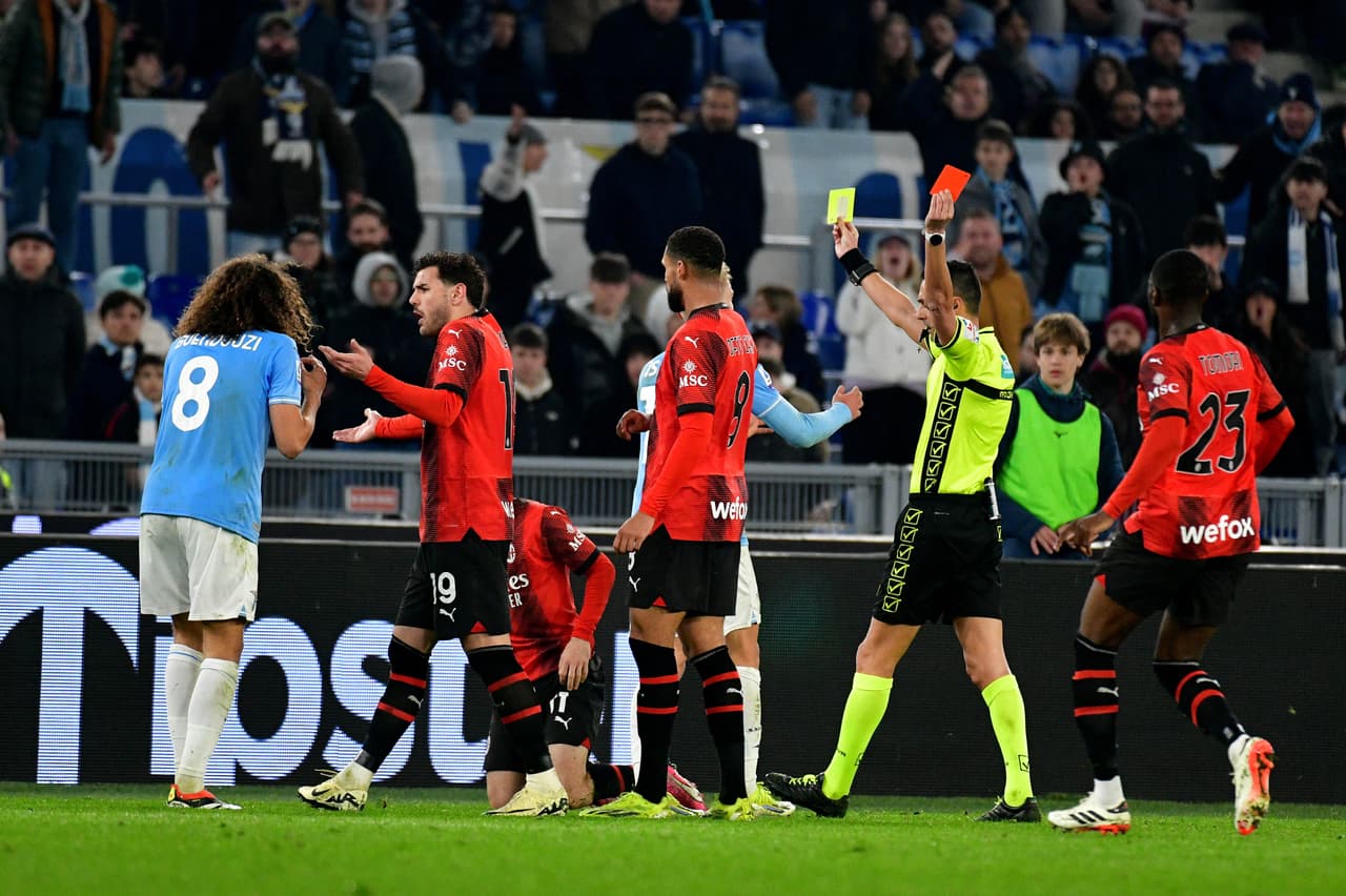 Serie A: Árbitro Marco Di Bello del partido Lazio vs Milan imita a Chiquimarco