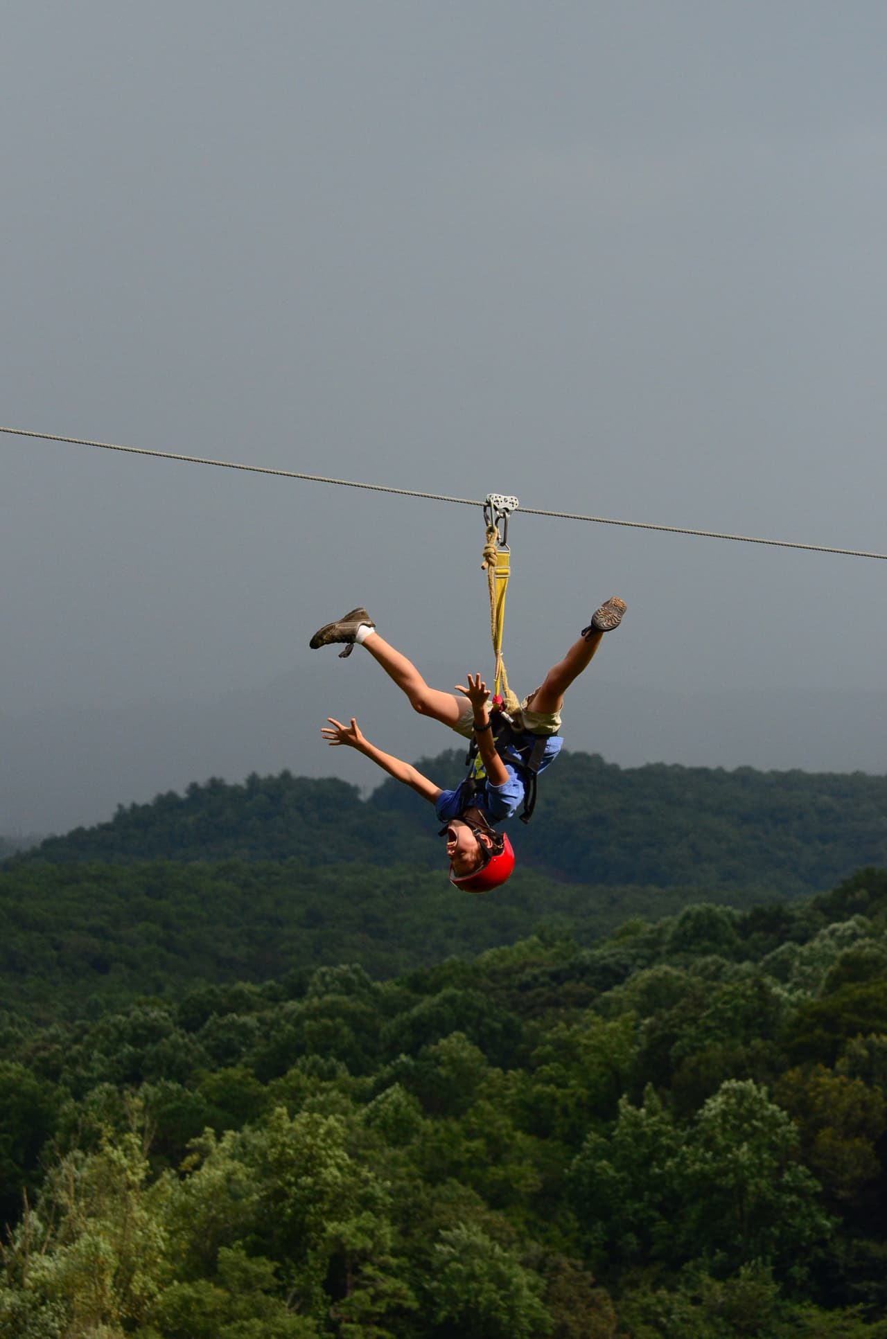 <b><a href="https://sunburststables.com/">Sunburst Adventures</a></b>. Sunburst Adventures ha estado en el negocio durante 30 años ofreciendo paseos por senderos de calidad en 4000 acres de bosque nacional. Los recorridos en Zip Line y en vehículos todo terreno abarcan los 114 acres de Sunburst, cruzando valles, arroyos, cordilleras y lagos.
<br>
<br>
<b><a href="https://g.page/sunburst-adventures-clarkesville?share">Cómo llegar</a> </b>