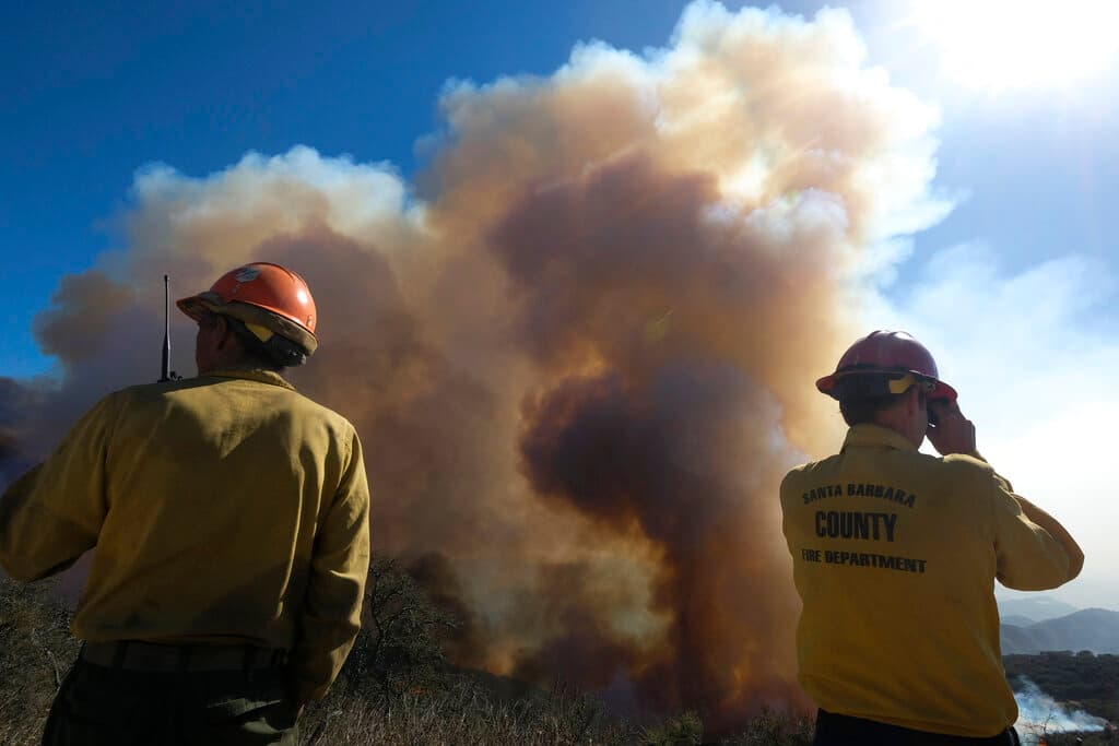El número de bomberos trabajando en el lugar se duplicó a 1,300 y se espera que haya más en camino.