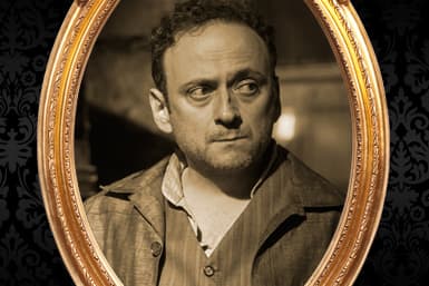 Eduardo España es Dagoberto Suárez en "El Hotel de los Secretos"