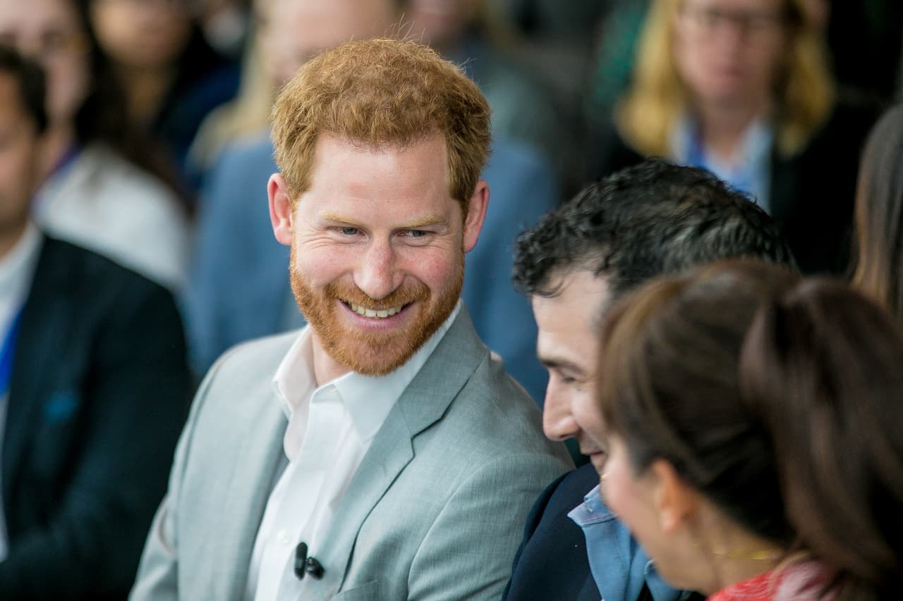 "Vine aquí (a Ámsterdam) en vuelo comercial. Paso el 99 por ciento de mi vida 
<b><a href="https://www.univision.com/famosos/el-principe-harry-cuenta-los-minutos-para-salir-con-meghan-y-archie-rumbo-a-africa-fotos" target="_blank">viajando por el mundo en vuelos comerciales</a></b>", dijo Harry en declaraciones recogidas por 
<b><a href="https://www.dailymail.co.uk/news/article-7422197/Prince-Harry-preaches-play-help-planet.html" target="_blank">Daily Mail.</a></b>