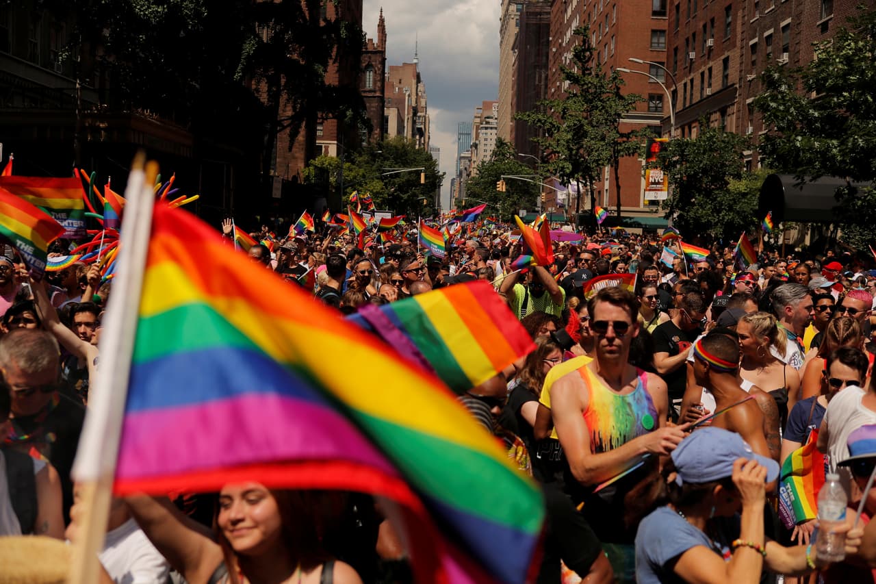 La larga marcha del Orgullo LGBTQ, una de las más grandes en la historia de esta manifestación, atravesó la Quinta Avenida de Nueva York.