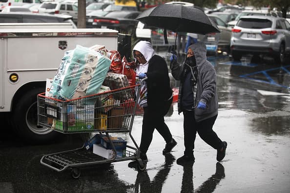 <b>Los CDC recomiendan lavarse las manos durante al menos 20 segundos para reducir la propagación de la enfermedad</b>, por lo que necesitará jabón o desinfectante para manos con un 60% de alcohol (pero no es necesario acumular estos artículos durante meses).