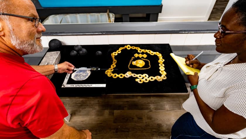 "Cuando sacamos a relucir el dije ovalado de esmeralda y oro, sentí como el aire se me iba", aseguró Allen. "Cómo sobrevivieron estos pequeños colgantes en estas duras aguas, y cómo conseguimos encontrarlos, es el milagro de las Maravillas".