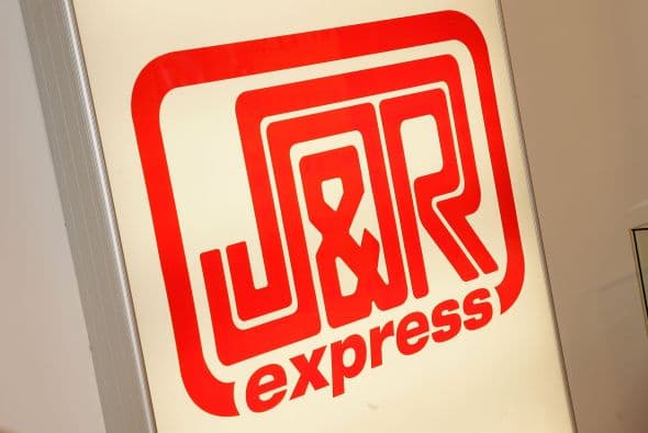 8 J&R. La super tienda de electrónica y online tiene una política comparativa de precio sencilla sin muchas complicaciones y exclusiones de impresión como algunos de los otros comerciantes: Encuéntralo a un precio inferior con un vendedor autorizado (con la excepción de un club de membresía de almacén) y "nosotros haremos todo lo posible para igualar o mejorar ese precio "a través de una línea telefónica especial. J & R también ofrece a los clientes 30 días para pedir un ajuste de precios en los pedidos existentes si logran desenterrar un precio más bajo.