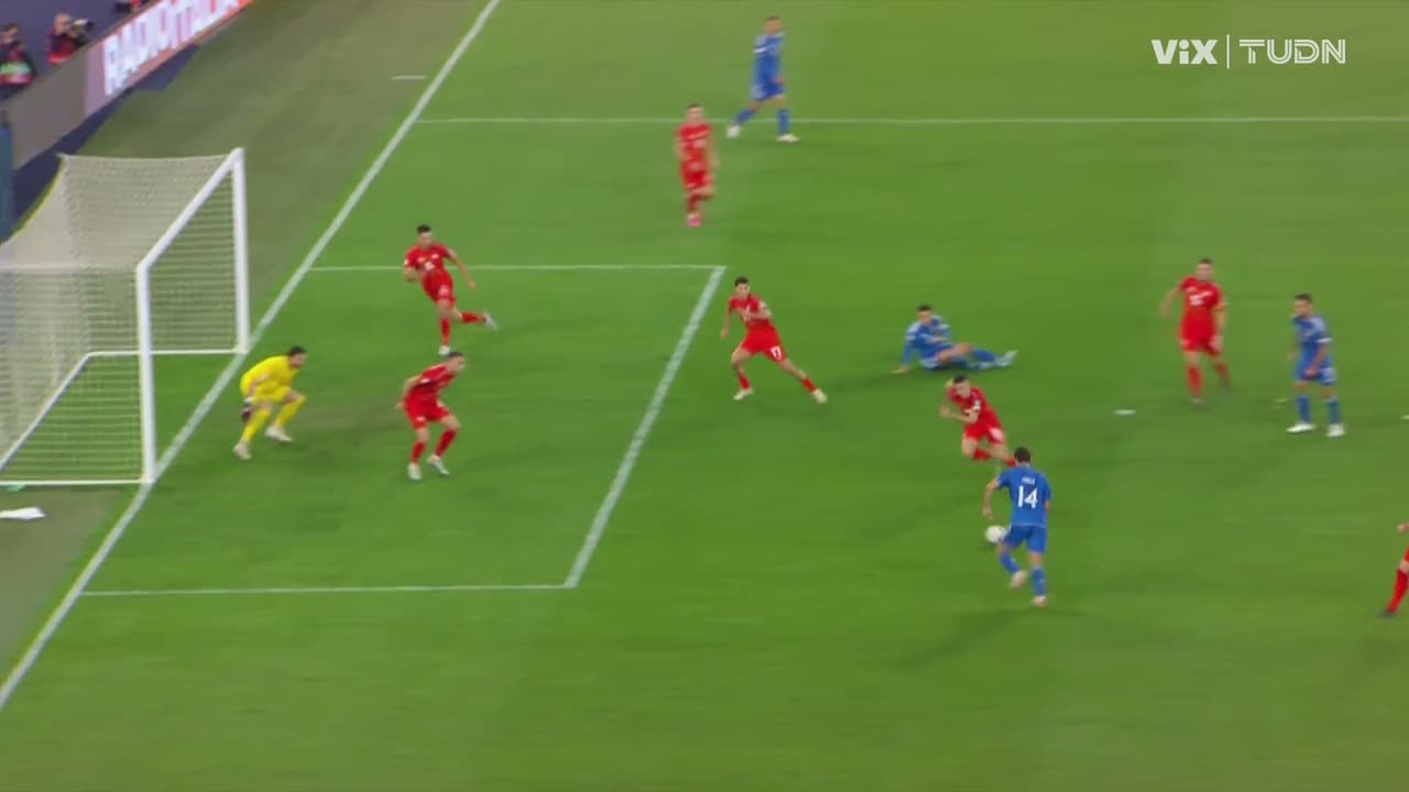 ¡Barrida salvadora! La defensa de Macedonia evita el segundo gol italiano