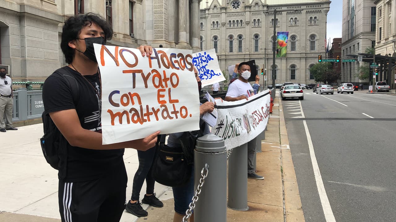 Un grupo de hispanos se manifestó frente al Ayuntamiento en Filadelfia con el objetivo de exigir justicia tras el perturbador descenlace en el caso de la soldado Vanessa Guillén. 
<br>
<br>El 23 de abril de 2020, el Comando de la División de Investigación Criminal del Ejército de Estados Unidos (USACID) fue notificado por un capitán de la desaparición de la soldado Guillén.
<a href="https://www.univision.com/local/dallas-kuvn/estamos-devastados-familia-de-vanessa-guillen-pide-identificar-a-todos-los-responsables-de-su-muerte-video">La familia de la hispana</a> empezó a exigir respuestas a las autoridades de la base Fort Hood, señalando que Vanessa les había dicho que estaba siendo acosada por un sargento. 
<br>