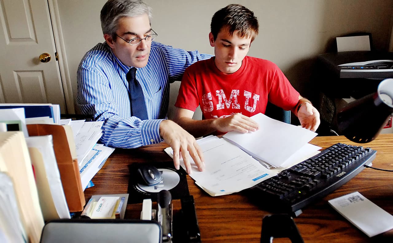 <b>Administra tu tiempo y tus emociones durante el proceso de admisiones universitarias</b>
<br>
<br>Desde que tú y tu hijo empiezan a llenar la solicitud hasta que él o ella llegan a la residencia universitaria en el otoño, el proceso de admisión puede ser estresante para toda la familia. Planea con anticipación los compromisos financieros, emocionales y de tiempo necesarios para una transición más suave a cada paso.