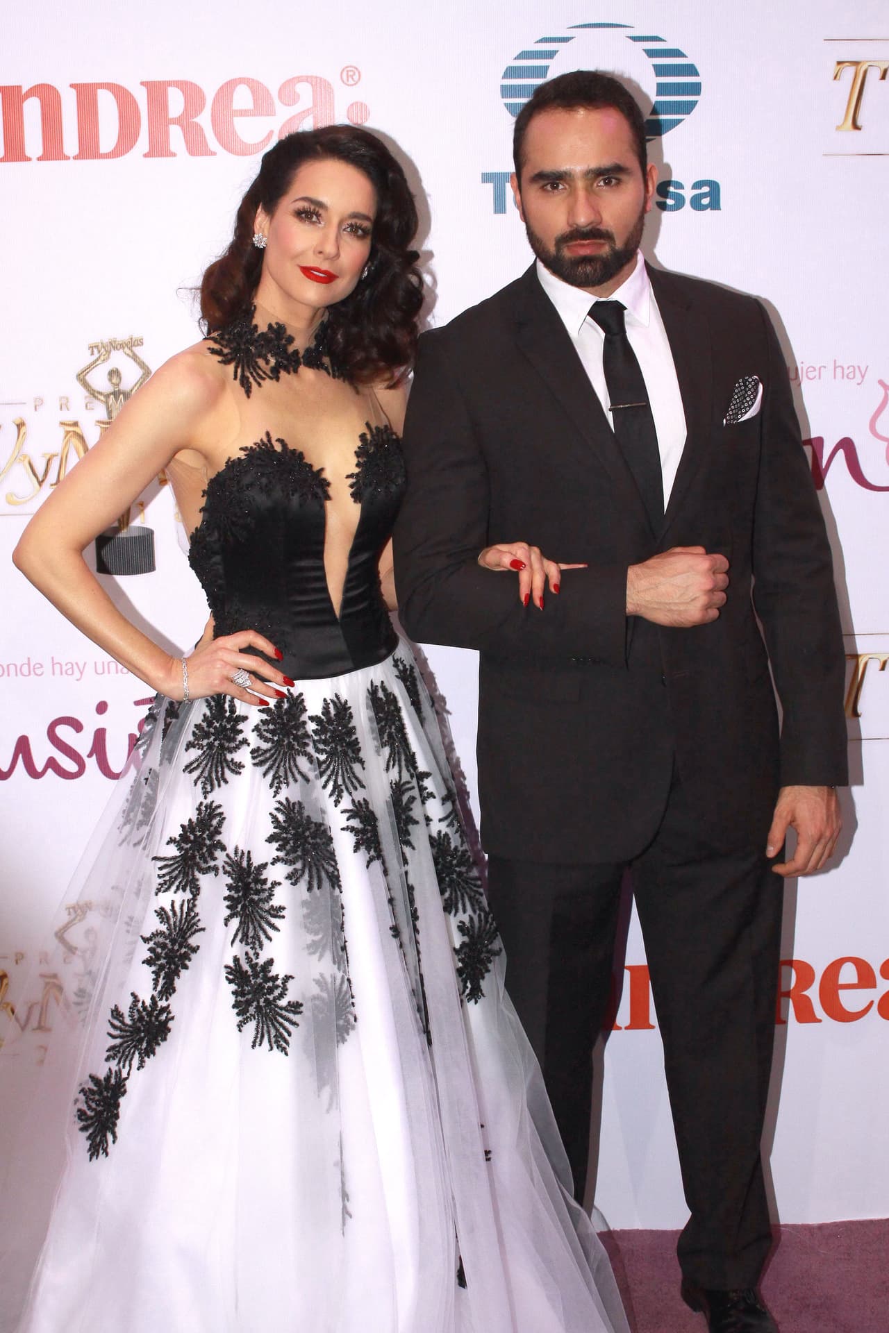 Han pasado 10 años desde que Susana González y su novio se comprometieron; sin embargo, sus planes de contraer nupcias no se han llevado a cabo debido a la apretada agenda de trabajo de ambos, según indicó Marcos.