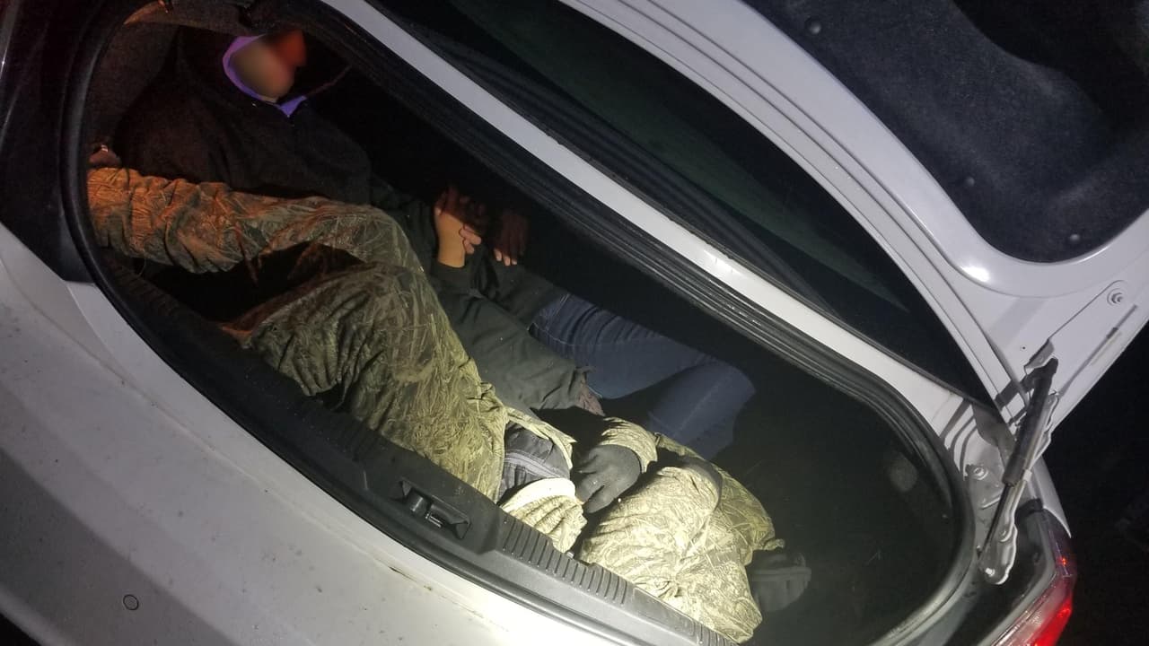 Tres migrantes, todos ciudadanos mexicanos, fueron extraídos de la cajuela de un vehículo en el puesto de control I-19 de la Patrulla Fronteriza. "Los contrabandistas continúan sin tener en cuenta la vida humana y arriesgan la seguridad por su ganancia monetaria", tuiteó John Modlin, jefe de la estación de Tucson.
