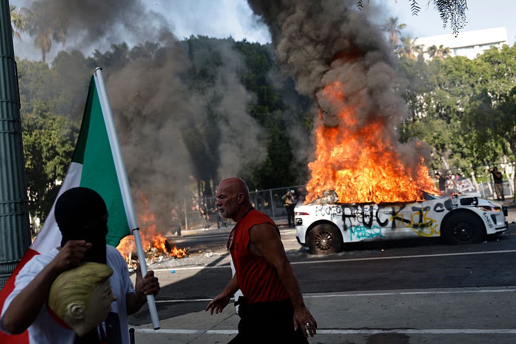 Al incendio del auto se sumaron otros fuegos con basura que originaron algunas de las personas, en señal de protesta por los abusos que entienden comete el gobierno de Estados Unidos en su contra.