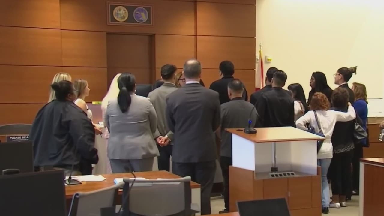 Niña pierde a su familia luego de que su padre los asesinara en Pembroke Pines, una jueza decidirá su futuro