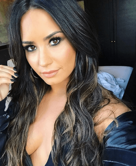 Ella ha trabajado con Demi Lovato desde hace siete años, tiempo en que la cantante ha probado casi todos los colores para teñir su cabellera.