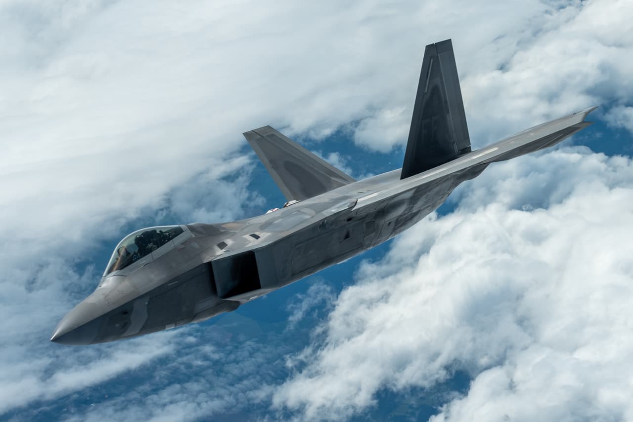 Así es el F-22, el caza más potente del mundo que EEUU utilizó para derribar el globo chino y los 'objetos' misteriosos sobre Canadá y Alaska