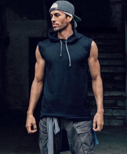 Con la ayuda económica de 
<b>Elvira Olivares, ‘La Seño’</b>, quien cuidaba de él y de sus hermanos, fue como Enrique Iglesias logró grabar su primer álbum discográfico, ocultando que era hijo del astro español de la música. Decía que era 
<b>guatemalteco</b> y que su nombre era Enrique Martínez.