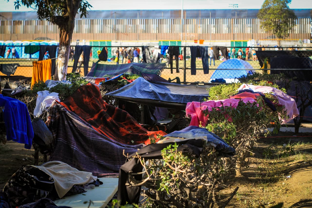 El albergue de la Unidad Deportiva Benito Juárez colinda con la valla fronteriza con EEUU.