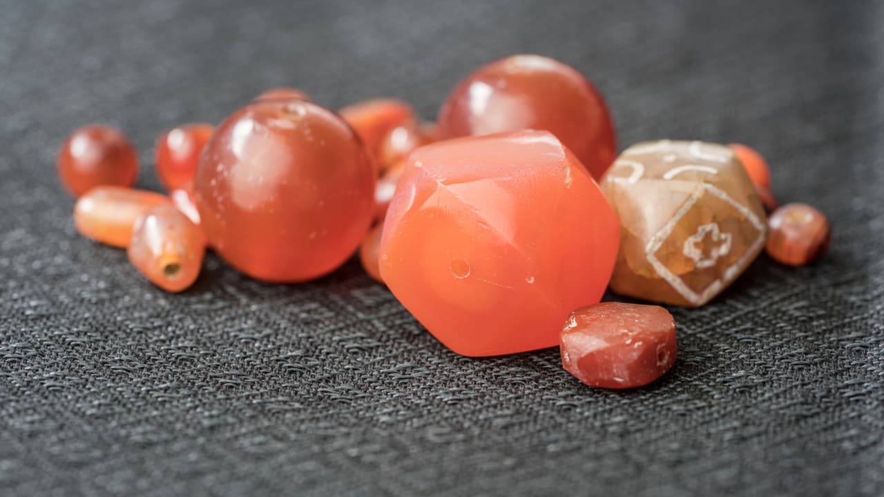 Teniendo estos antecedentes históricos de varias culturas, ¿en qué tanto nos ayuda tener una cornalina? Pues resulta que en muchas, muchas cosas. ¡Vamos a tomar nota!