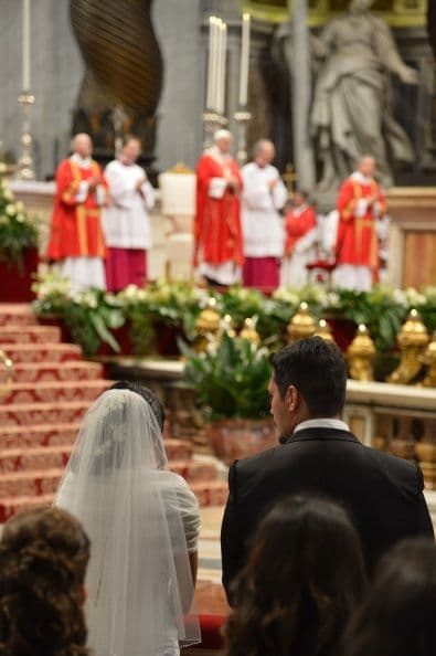 Durante los enlaces, el pontífice les recordó a las parejas que las familias son los "ladrillos que construyen la sociedad".
