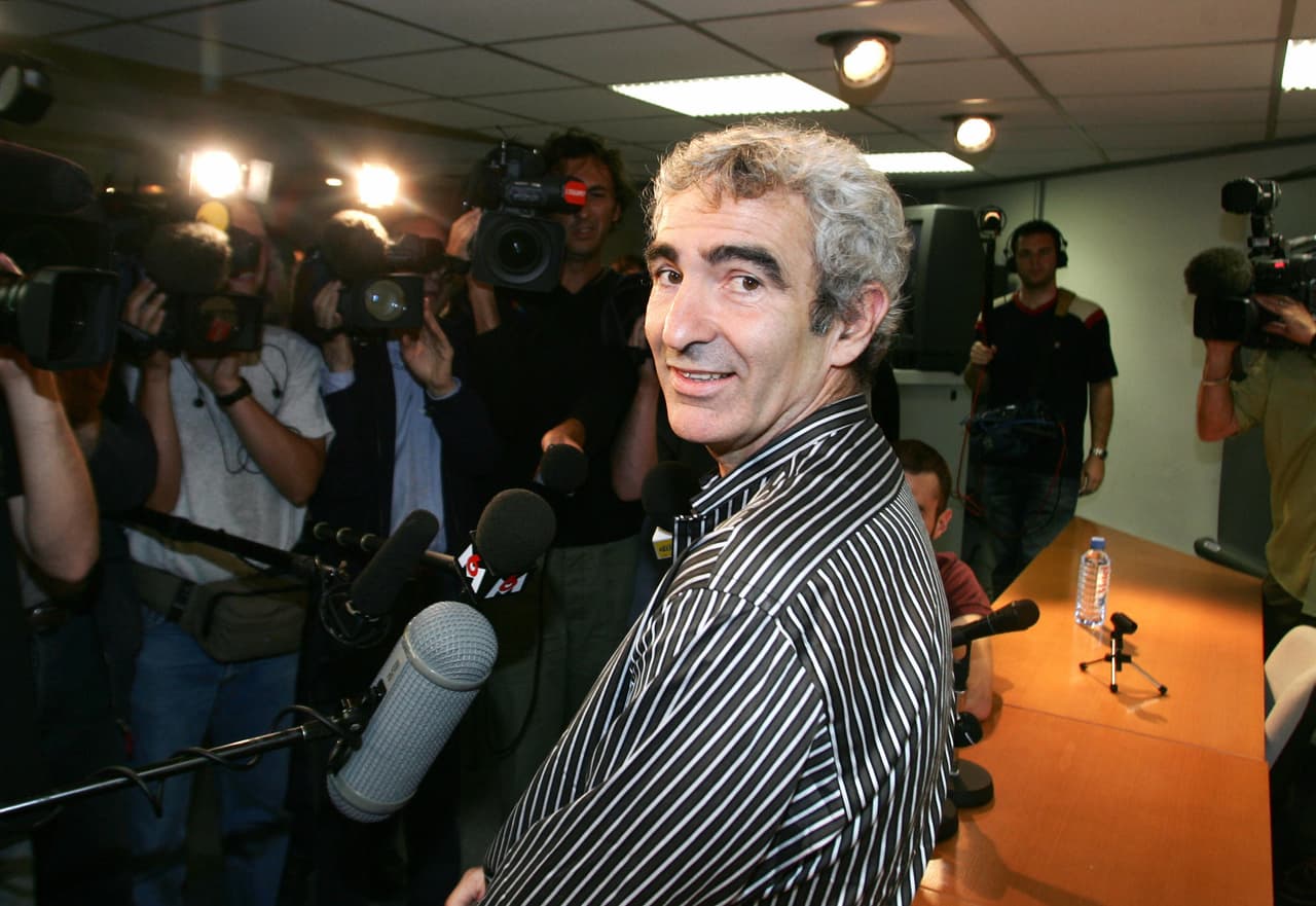 Resulta que el señor Domenech es tan fanático del Zodiaco, que dicen por ahí que para armar sus equipos y alineaciones, le gusta consultar el horóscopo de los futbolistas para ver qué les deparan los astros. E incluso, algunos jugadores llegaron a comentar que él estaba seguro que Francia quedó eliminado de ese Mundial porque las estrellas no estaban alineadas a su favor.