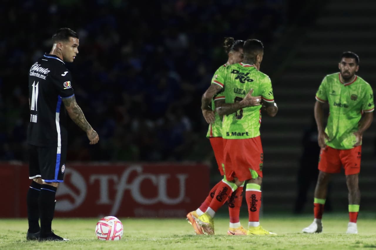 Michael Estrada, de penal, y Gonzalo Carneiro adelantaron a Cruz Azul al final de la primera parte. Pero Bravos apretó el acelerador al 86 y 98 para que Lezcano y Machís, de penal, rescataron el dramático empate en la Jornada 12.