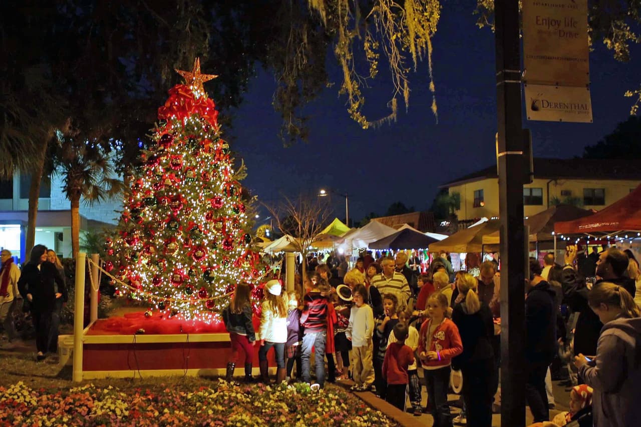 <b>College Park Holiday on the Drive</b>
<br>
<b>Fecha:</b> 7 de diciembre
<br>
<b>Lugar:</b> College Park Main Street sobre Edgewater Drive
<br>
<b>Sitio web</b>: 
<a href="https://www.collegeparkmainstreet.com/events/">https://www.collegeparkmainstreet.com/events/</a>
<br>
<br>Evento navideño que incluye mercado de artesanos, actividades para niños, música en vivo, camiones de comida y mucho más.