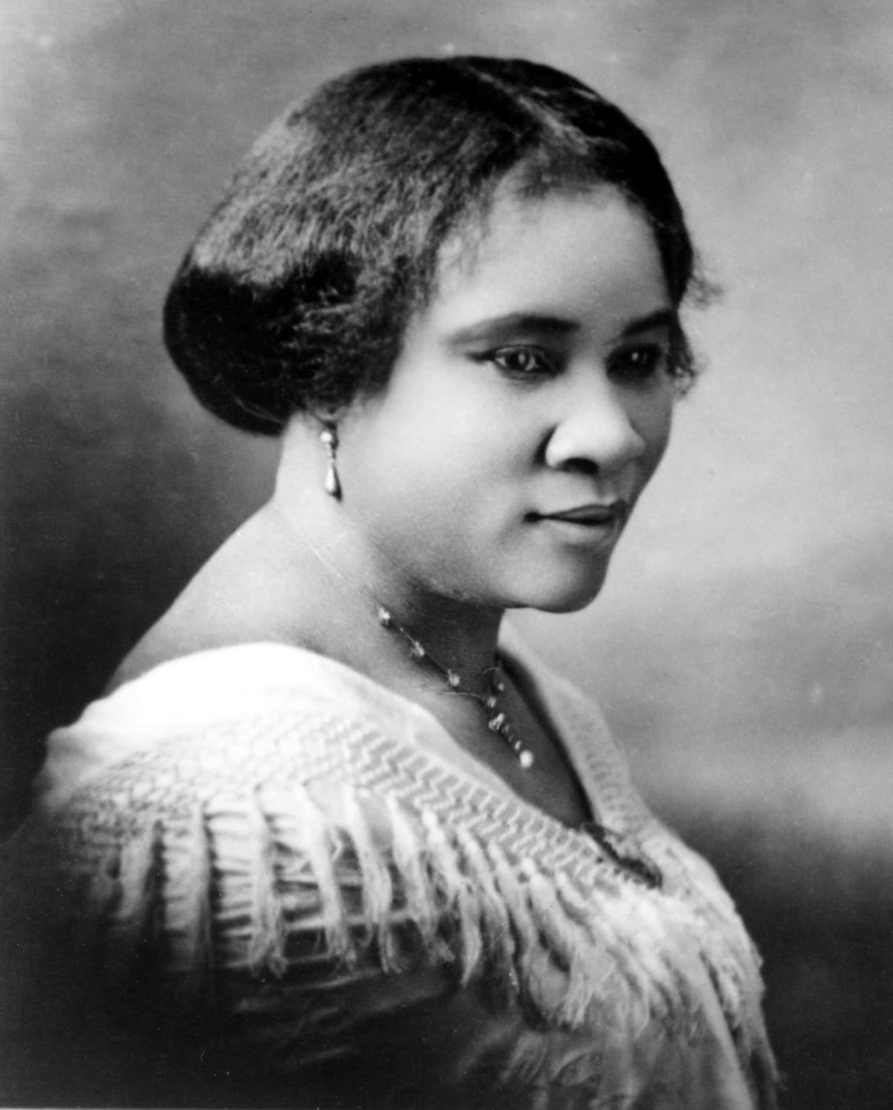 <b>Madame CJ Walker. </b>Revolucionó la industria del cuidado del pelo y de cosméticos para la mujer 
<a href="http://multiculturalbeauty.about.com/od/Black/a/Black-Cosmetics-Pioneers.htm ">afroamericana</a>. En 1905, ante la necesidad de encontrar un remedio para la caída, esta hija de antiguos esclavos comenzó a explorar diversos tratamientos y productos. Desarrolló un restaurador del pelo y una fórmula para alaciarlo. Ofreció tratamientos faciales y otros cosméticos enfocados a la mujer de raza negra