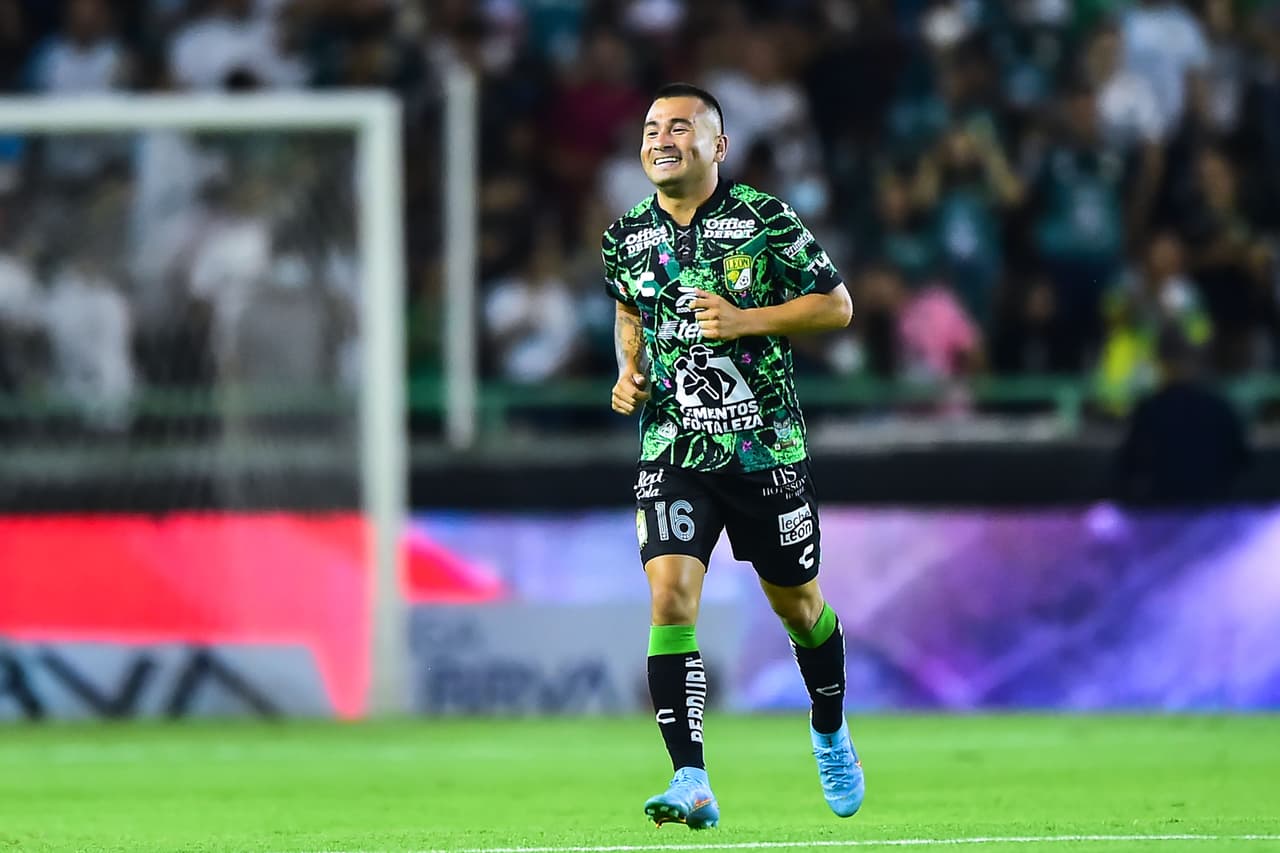 El extremo chileno Jean Meneses se fue de León para firmar con Toluca.