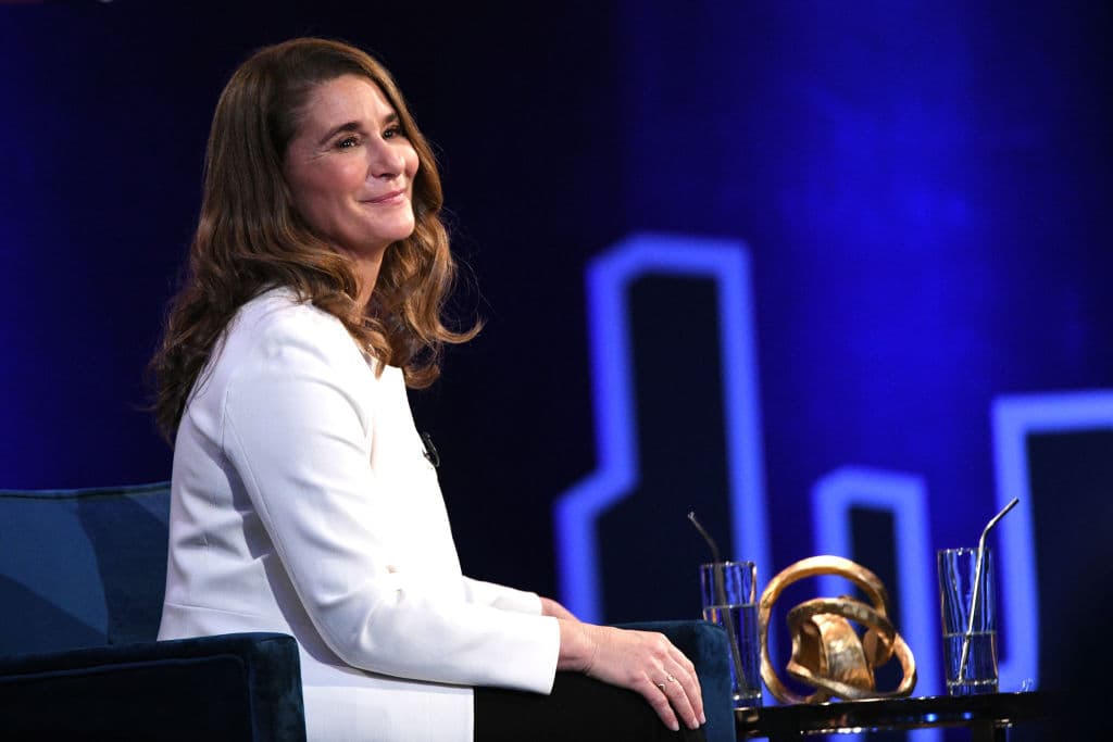 <b>MELINDA GATES (5)</b>. Es una de las más importante filántropas del mundo, copresidenta de la Fundación Bill y Melinda Gates, junto a su marido Bill Gates, la mayor fundación privada de caridad del mundo con una dotación de 40,000 millones de dólares. Melinda Gates ha dedicado la mayor parte de su trabajo desde la fundación a los derechos de las mujeres y las niñas, y también con asuntos relacionados con el 
<a href="https://www.univision.com/temas/cambio-climatico">cambio climático</a>.