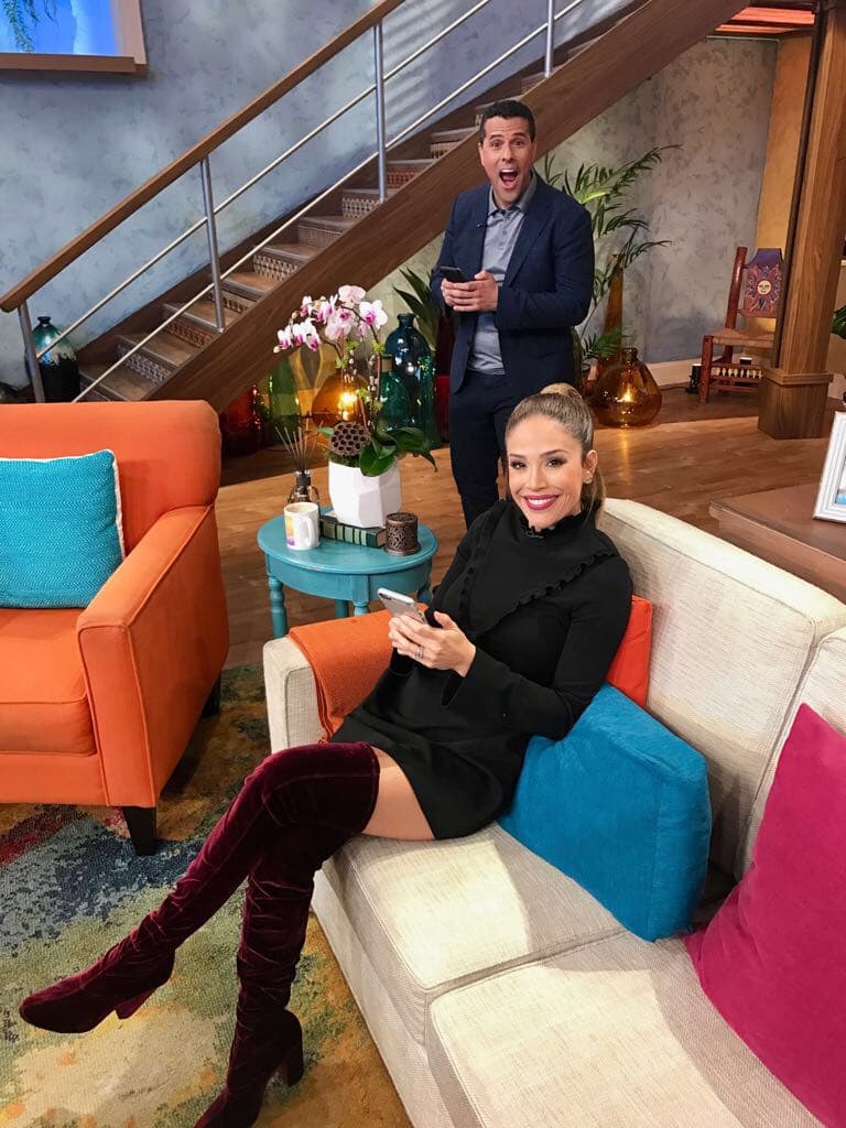 Sorprendimos a Karla y Marco, cada uno por su lado muy atentos a sus teléfonos.