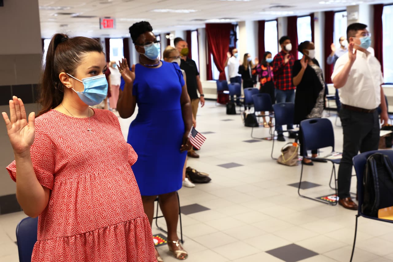 USCIS planea suspender cientos de sus empleados, ¿cómo afecta esto a los inmigrantes en Nueva York?