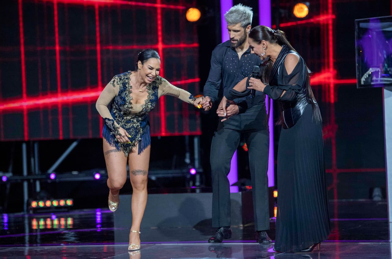 Lis no podía mantenerse en un solo pie, afortunadamente fue cuestión de segundos para que se recuperara y junto a su pareja decidieron concluir su rutina.