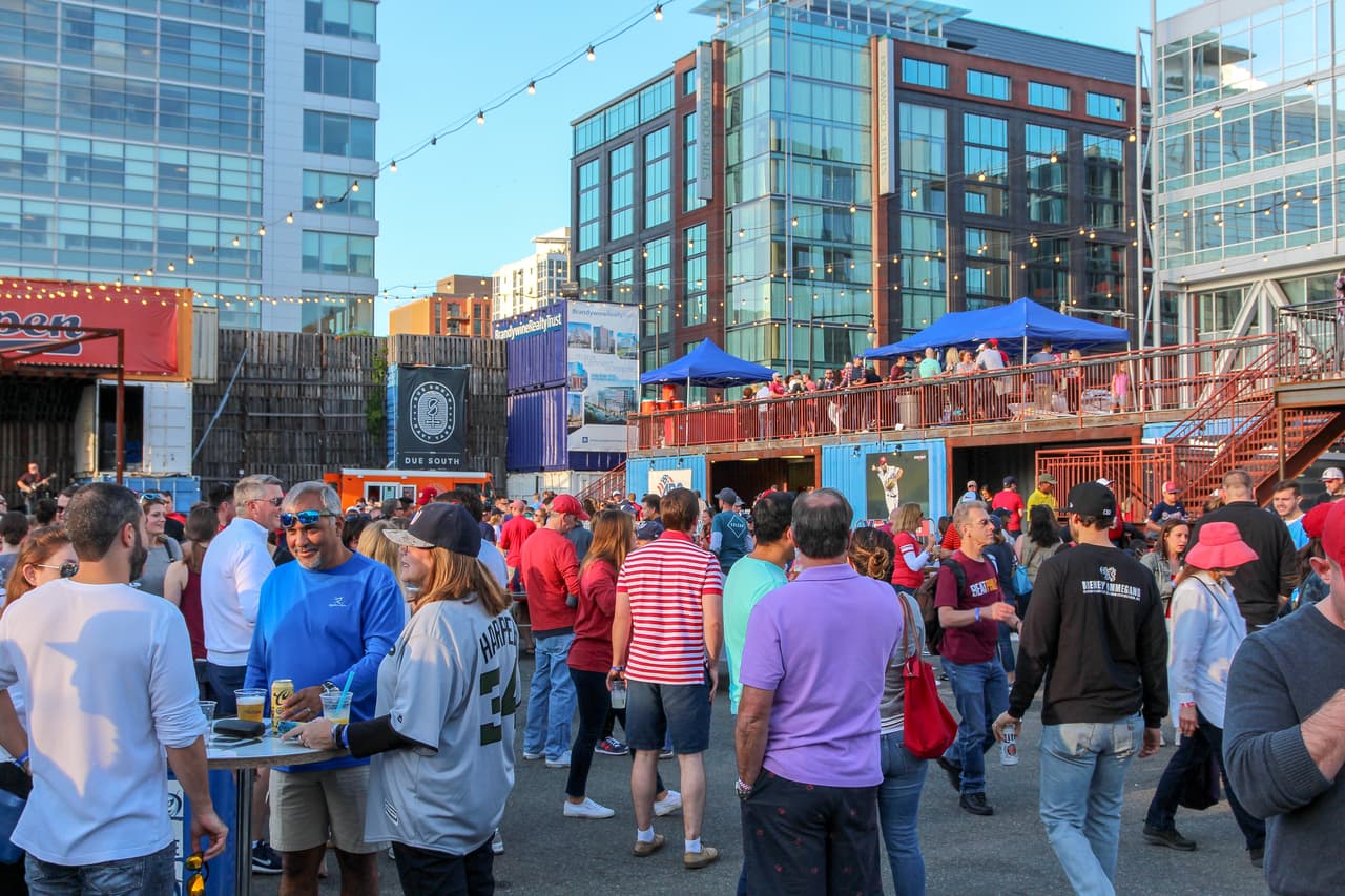 Washington, DC. es la 15 ciudad más feliz en Estados Unidos.
<br>
<br>Puntaje: 47.92/72.39.
<br>Rango de entretenimiento y recreación: 11/182.
<br>Rango de vida nocturna y fiestas: 10/182.
<br>Rango de costos: 174/182.
<br>
<br>Washington es una de las 6 ciudades de Estados Unidos con más bares accesibles per cápita.