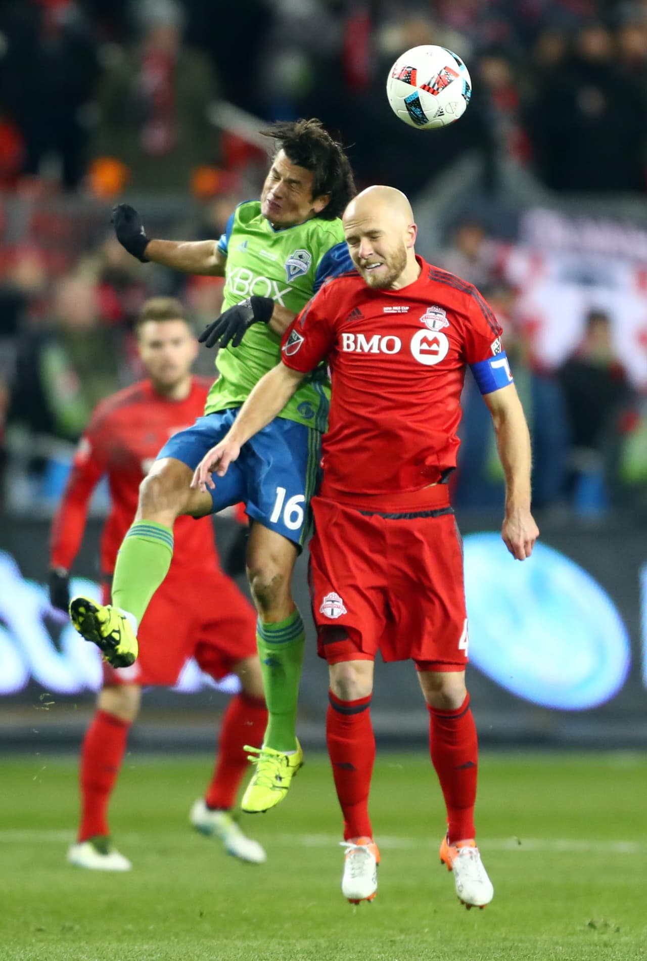 Nelson Valdez de los Sounders y Michael Bradley de Toronto FC peleando por el balón.