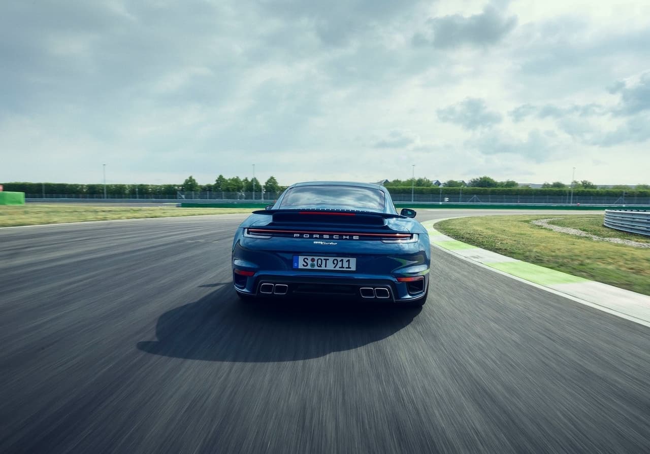 Esta mecánica le permite acelerar de 0 a 62 mph (100 km/h) en 2.8 segundos y alcanzar una velocidad máxima de 198 mph (320 km/h).