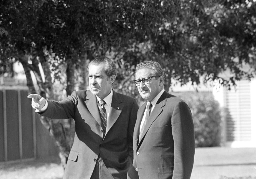 El presidente Richard Nixon señala algunas de las bellezas que rodean su retiro de Florida en Key Biscayne a Henry Kissinger, antes de sus "extensas consultas", 2 de diciembre de 1972.