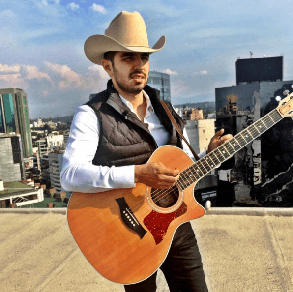 Joss pretende que quienes cantan temas de su autoría con otros artistas, ahora lo hagan con él.