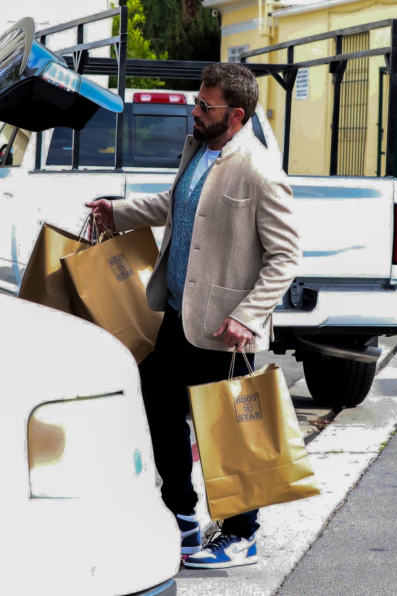 Finalmente, la protagonista de 
<a href="https://www.vix.com/es-es/detail/video-4173568?utm_medium=internal_referral&utm_source=univision&utm_campaign=breaking_news&utm_content=ed_entertainment&utm_term=slideshow" target="_blank">‘Experta en bodas’ (película que puedes ver gratis aquí en ViX)</a>, Affleck y Emme salieron de la tienda con varias bolsas, que él puso en la cajuela del automóvil. 
<br>