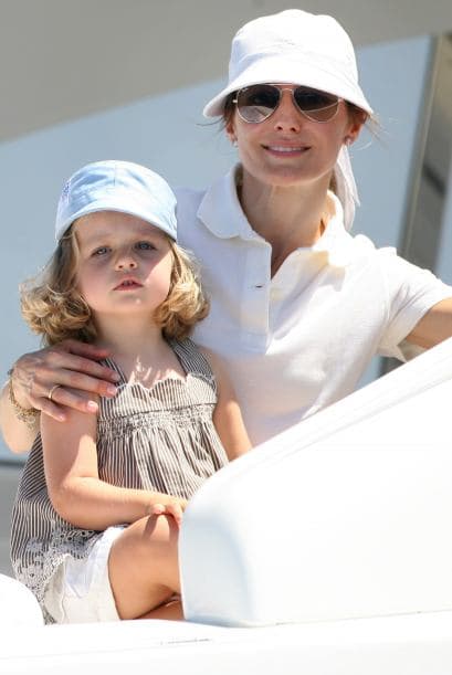 La princesa de Leonor acaba de ser nombrada princesa de Asturias y es la segunda en la línea de sucesión a la corona española.Actualmente estudia en un colegio muy cerca de sus padres, pero al igual que su padre el rey Felipe VI recibirá amplia formación militar y profesional.Sólo tiene ocho años, pero ella sabe su papel y demuestra su formación real en cada evento al que asiste. Toma clases de mandarín, ballet y practicar deporte.