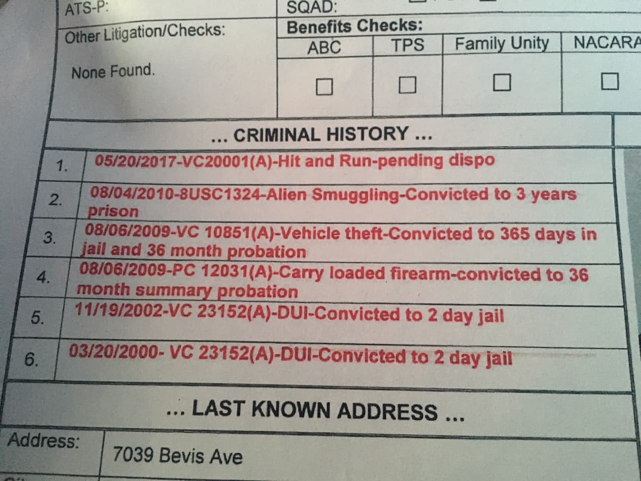 Los antecedentes penales de uno de los buscados por ICE aquella mañana.