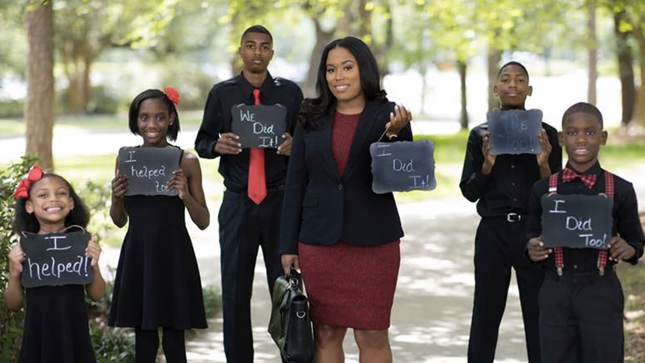 Madre soltera, con cinco hijos, se gradúa de abogada y los usuarios de las redes lo celebran
